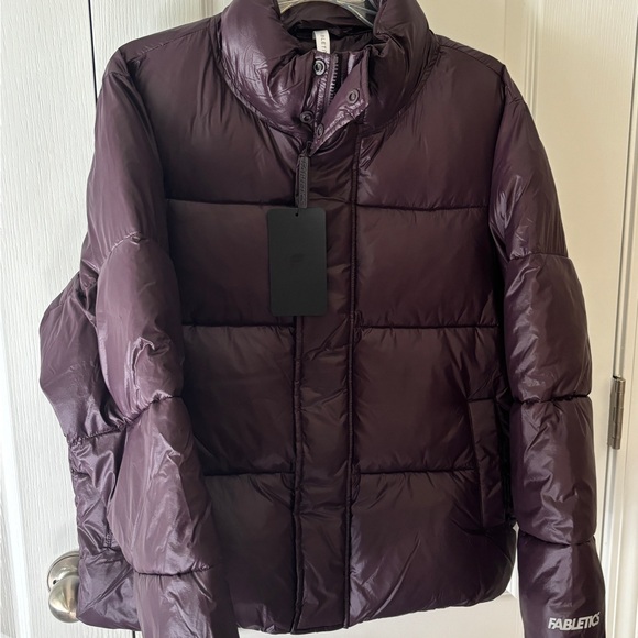 NWT Khloé edit Fabletics essential puffer jacket deep plum shine size Medium - Picture 3 of 4